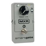 Stříbrný efekt pedál s kovovým povrchem. Na přední straně je nápis MXR v rámečku a dole označení smartgate. Obsahuje jeden černý ovládací knoflík s p…