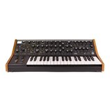 Černý synthesizér s dřevěnými bočními panely a bílo-černou klaviatura. Na ovládacím panelu jsou četné knofíky a přepínače, v pravé části je bílý nápi…