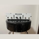 Bílý kytarový koncový zesilovač s nápisy MOOER, TUBE ENGINE a 20W POWERAMP. Přední panel obsahuje vstup INPUT, přepínač HI/LOW, otočný ovladač MASTER…