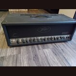Černý kytarový zesilovač v texturovaném obalu s madlem na horní straně. Na přední mřížce je viditelné logo Peavey. Ovládací panel obsahuje řadu knofl…