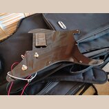 Černý plastový pickguard pro elektrickou kytaru s jedním humbuckerem. Na snímači je viditelný nápis SEIBER. Pickguard obsahuje dva kovové potenciomet…