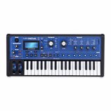 Modrý syntetizátor s klávesnicí a nápisem MININOVA SYNTHESIZER. Na přístroji je vidět displej s textem Vocoder Voc/Tune, logo novation a řada ovládac…