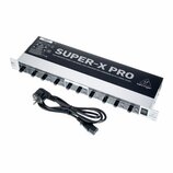 Stříbrný rackový procesor s černým horním panelem a přiloženým napájecím kabelem. Na horní části je velký bílý nápis SUPER-X PRO a pod ním text HIGH-…