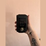 Černý ladicí pedál s digitálním displejem. Na horní části je bílým nápisem značka JOYO a model JT-305 CHROMATIC TUNER. Povrch zařízení vykazuje drobn…