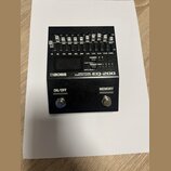 Černý kytarový pedál s nápisy BOSS, GRAPHIC EQUALIZER a EQ-200. Horní část obsahuje deset posuvníků s označením frekvencí od 30 do 12.8k a ovládání L…