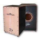 Dvě cajon boxy z dřeva, jeden v přírodním světlém provedení a druhý v černém. Na světlém cajonu je v horní části vyřezávaný ornament a ve spodní část…
