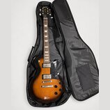 Elektrická kytara s trupem v barevnosti sunburst a černým pickguardem, umístěná v černém softcasu. Na hlavě hmatníku je bílý nápis Epiphone a zlatý n…