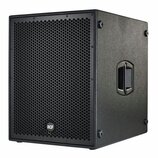Černý subwoofer v kostkovém provedení s texturovaným povrchem. Přední stranu tvoří kovová mřížka s voštinovým vzorem, ve které je umístěno bílé logo…