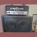 Kytarové kombo tvořené hlavou zesilovače a reproduktorovou skříní. Na předním panelu hlavy je nápis VLASA 8 BLACK a logo BLADE. Pod ním se nachází ov…