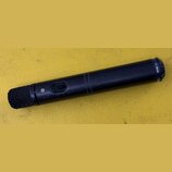 Černý dynamický mikrofon s kovovou síťkou. Na spodní části těla je bílý nápis RODE M3 a dále nečitelné symboly. Povrch mikrofonu vykazuje známky opot…