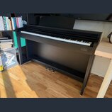 Černý digitální piano s klaviaturou a integrovaným stojanem. Na pravé straně korpusu je viditelné logo GEWA a nápis GERMAN ENGINEERING. Nástroj dispo…