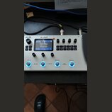 Bíle provedený multifunkční efektový procesor s nápisem MK-300 a logem M-VAVE. Zařízení má digitální displej, na kterém je zobrazen text 006 Spring W…