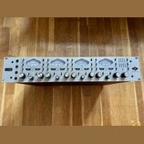 Stříbrný rackový zvukový procesor s nápisem TONE-BLENDING 4-710d UNI PREAMPLIFIER. Zařízení obsahuje čtyři identické kanály, každý s analogovým VU me…