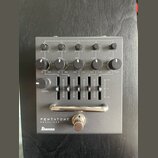 Šedý kytarový efekt s nápisy PENTATONE EQUALIZER a logem Ibanez. Zařízení obsahuje pět otočných knoflíků v horní části, pět knoflíků s označením frek…