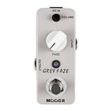 Šedý efekt pedál s bílým ovládacím knoflíkem. Na zařízení jsou nápisy DC IN, VOLUME, INPUT, FUZZ, OUTPUT a model GREY FAZE. Ve spodní části je umístě…