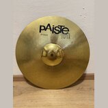 Zlatý mosazný činel s koncentrickými drážkami na povrchu. Na horní části je černý nápis pAiste, pod ním text 16" CRASH a vedle něj označení 101 BRASS…