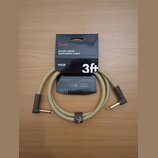 Bežový pletený instrumentální kabel s hnědými konektory a zlatými hroty. Na balení je uveden nápis Fender DELUXE SERIES INSTRUMENT CABLE, 3ft a 90CM.…