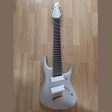 Šedá elektrická kytara s matným povrchem a šesti strunami. Na hlavě hmatníku je bílé logo "Schecter". Nástroj má dva bílé humbuckery, zlatý most a je…