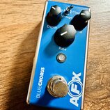 Modrý kytarový efekt s nápisy BLUECHORUS a AFX. Na horní straně jsou tři černé otočné ovnovky s popisky Depth, Rate a Tone, přepínač Vintage / Class…