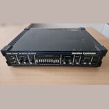 Černý rackový zesilovač s nápisy MODEL: HA5000 a 250 WATTS + 250 WATTS. Na pravé straně je bílé logo Hartke Systems a pod ním nápis Transient Attack.…