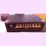 Černý basový zesilovač v pouzdře s kovovými rohy. Na předním zlatavém panelu je nápis ULTRABASS BX3000T a pod ním text 300 WATT BASS AMPLIFIER WITH D…