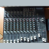 Černý mixážní pult značky MACKIE, model MICRO SERIES 1402-VLZ 16-CHANNEL MIC-LINE MIXER. Zařízení obsahuje několik vstupních kanálů s ovládacími knof…
