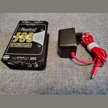 Černý phono předzesilovač s kovovým povrchem a nápisy Radial engineering, J33, PHONO PREAMP DI a RIAA TURNTABLE EQUALIZED. Na předním panelu jsou pře…