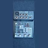 Šedý mixážní pult značky behringer s označením XENYX 502. Na horní části jsou vstupy MIC, LINE IN a výstupy MAIN OUT a PHONES. Spodní panel obsahuje…