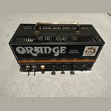 Černý kytarový zesilovač s kovovou rukojetí na horní straně. Na přední straně je bílý nápis ORANGE a vedle něj text DARK TERROR s doprovodným logem.…