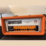 Kytarový zesilovač v oranžovém texturovaném potahu s bílým předním panelem. Na panelu je velký nápis ORANGE a modelové označení ROCKERVERB 100 MKIII…