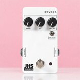 Bílý kytarový efekt s nápisem REVERB. Na horní straně jsou tři černé otočné ovířky s popisy VERB, EQ a DECAY, dále je zde přepínač označený PRE-DELAY…