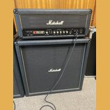 Černý basový kombozesilovač značky Marshall skládající se z hlavy a boxu. Na předním panelu hlavy je nápis VBA 400 VALVE BASS AMPLIFIER a logo Marsha…