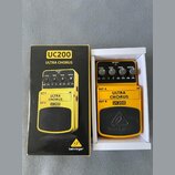 Žlutý kytarový efekt UC200 ULTRA CHORUS značky behringer v originálním černém krabici. Na pedálu jsou čtyři ovládací knoflíky s popisky LEVEL, TONE,…