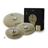 Sada tří činelů značky Zildjian v barvě mosazi s povrchem perforovaným drobnými otvory. Na každém činele je černý nápis Zildjian. Soubor je doplněn č…