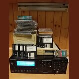 Na fotografii je béžový počítač s nápisem ULTRAFLEX 40Mega a černý rackový sampler značky KURZWEIL, model K2500RS Sampler s nápisem V.A.S.T. Variable…
