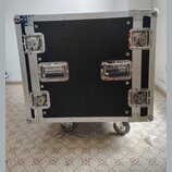 Černý transportní case s hliníkovými hranami a kovovými rohy. Na přední straně jsou umístěny čtyři zapínací zámky a dvě madla z nerezové oceli. Case…