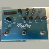 Modré efektové pedál s nápisem strymon BigSky. Horní panel obsahuje čtyři otočné knoflíky s popisky VALUE, DECAY, PRE-DELAY a MIX, spodní řadu čtyř k…