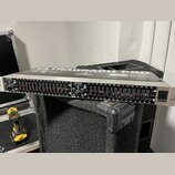 Stříbrné rackové zařízení s černým předním panelem. Na horní části je nápis ULTRAGRAPH PRO a na pravém okraku logo BEHRINGER. Přední panel obsahuje ř…