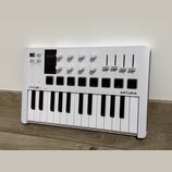 Bílá kompaktní klaviatura s 25 klávesami. Na levé straně je nápis MINILAB 3 a na pravé straně logo ARTURIA. Horní panel obsahuje osm bílých otočných…