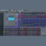 Snímek zachicuje obrazovku počítače s otevřeným softwarem pro tvorbu hudby FL Studio. Jsou zde vidět okna s aranžmá skladeb, mixážní pult a seznamy z…