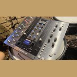 Stříbrný rackový procesor s nápisem Solid State Logic. Zařízení obsahuje řadu otočných potenciometrů, tlačítek a malý displej s textem Entering Silen…