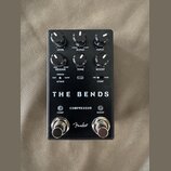 Černý efekt pedál s nápisy THE BENDS a COMPRESSOR. Na horní části jsou ovládací knoflíky s popisky LEVEL, BLEND (CLEAN / COMP), INPUT, RELEASE (FAST…