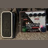 Na fotografii jsou dva kytarové pedály. Vlevo je stříbrný pedal s černým vrchem a nápisem 3ECN. Vpravo je efekt Electro-Harmonix Deluxe Memory Boy an…