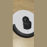 Bílá elektronická činely s černým gumovým okrajem a černým plastovým uchopem uprostřed. Na horní části je vyražený nápis Roland a pod ním nečitelný m…