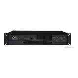 Černý rackový výkonový zesilovač s nápisy QSC AUDIO a RMX 2450 PROFESSIONAL POWER AMPLIFIER. Na předním panelu se nachází vypínač, kontrolka POWER a…