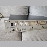 Stříbrný dvoukanálový mikrofonní předzesilovač s nápisem MPA GOLD. Přední panel obsahuje přepínač POWER, knoflíky INPUT GAIN a INPUT IMPEDANCE (označ…