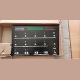 Černý programovatelný MIDI kontrolér s nápisy GROUND CONTROL Pro a Voodoo Lab. Zařízení obsahuje 12 stoupakových spínačů s čísly 1 až 8 a 9 až 4, dis…