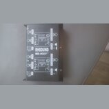 Fotografie zachycuje zadní stranu černé DI boxy s bílým technickým popisem. Na zařízení je uveden nápis RH SOUND DB-02 DIRECT BOX. Jsou zde viditelné…