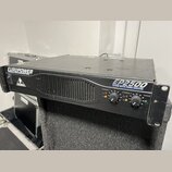 Černý výkonový zesilovač v rackovém provedení. Na horní části a předním panelu je bílý nápis EUROPOWER a modelové označení EP2500 s doplňkem 2x1200 W…