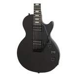 Černá elektrická kytara s matným povrchem a dvěma humbuckery. Na ovládacích knoflíkách jsou viditelné nápisy RHYTHM a TREBLE. Kytara má bílý lem podé…